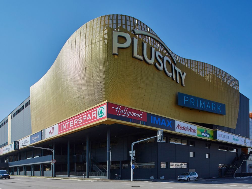 Fassadengestaltung mit Metall und Farbe: ProMetall-Referenz PlusCity Pasching bei Linz