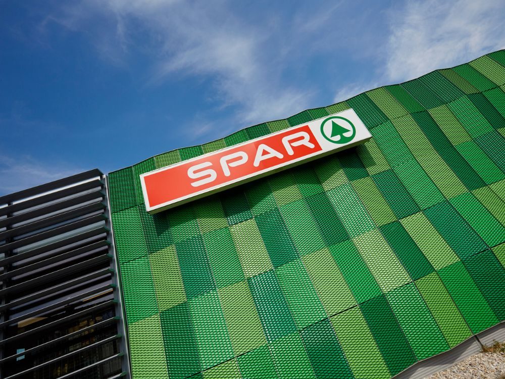 Fassadengestaltung mit Metall und Farbe: ProMetall-Referenz Spar Pottendorf