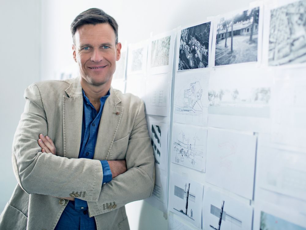 Zufriedener Architekt bei der Projektplanung – ProMetall unterstützt mit individueller Beratung, Planungshilfe und Just-in-Time-Lieferung.